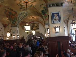 Hofbräuhaus - Menschen und Biermengen...