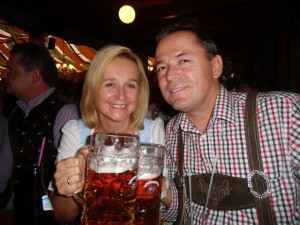 Die Ettis bei einem gemütlichen Bier...