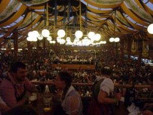 Die Bräurosl zum Bersten voll...