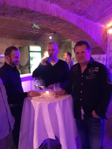 Jonny mit Partygästen...