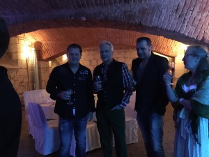 Jonny mit Partygästen...