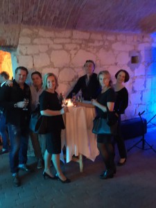 Jonny mit Partygästen...